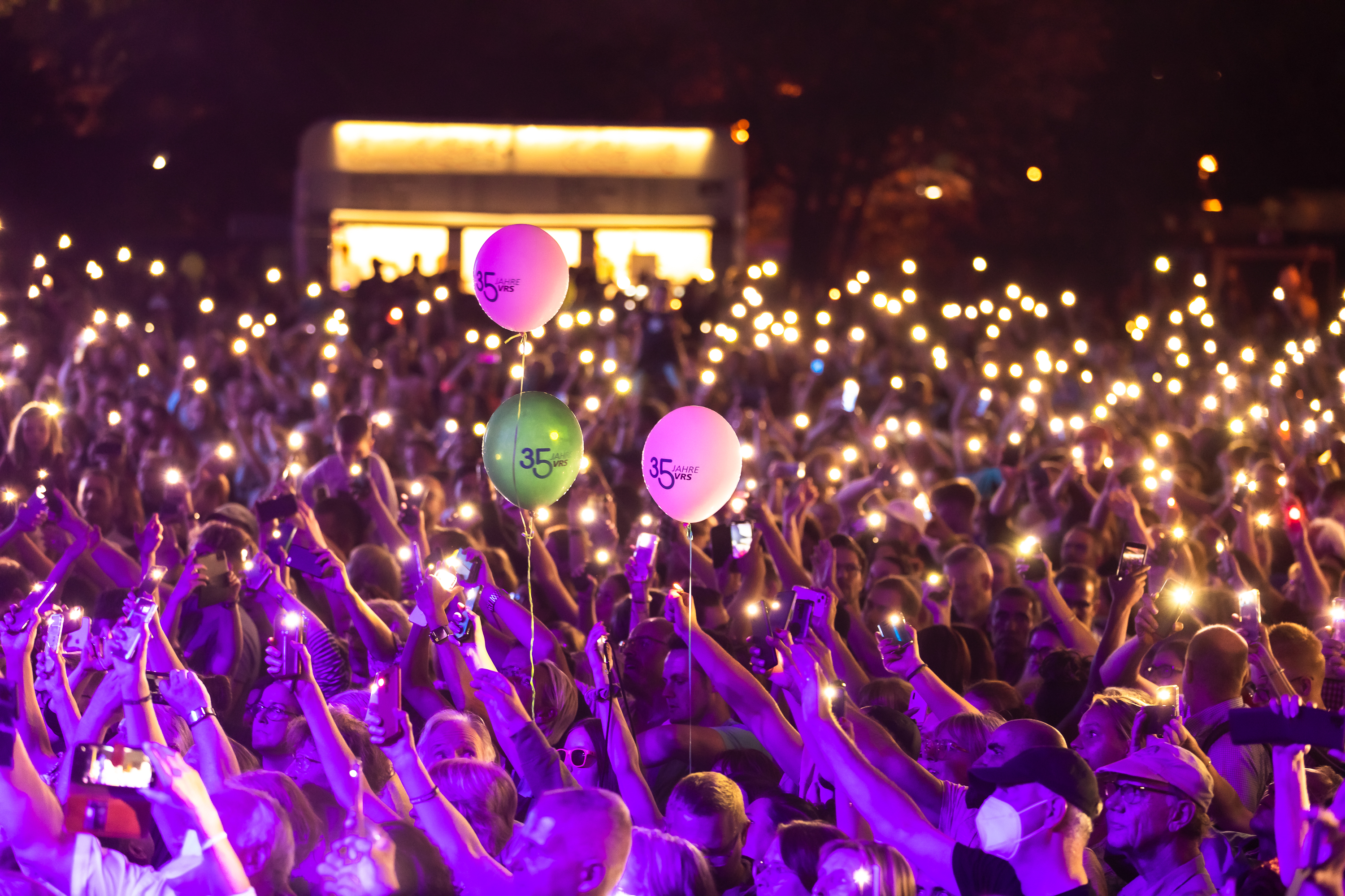 Ein Bild zeigt die tollte, feierliche Stimmung bei der Jubiläumsfeier am Kölner Tanzbrunnen.