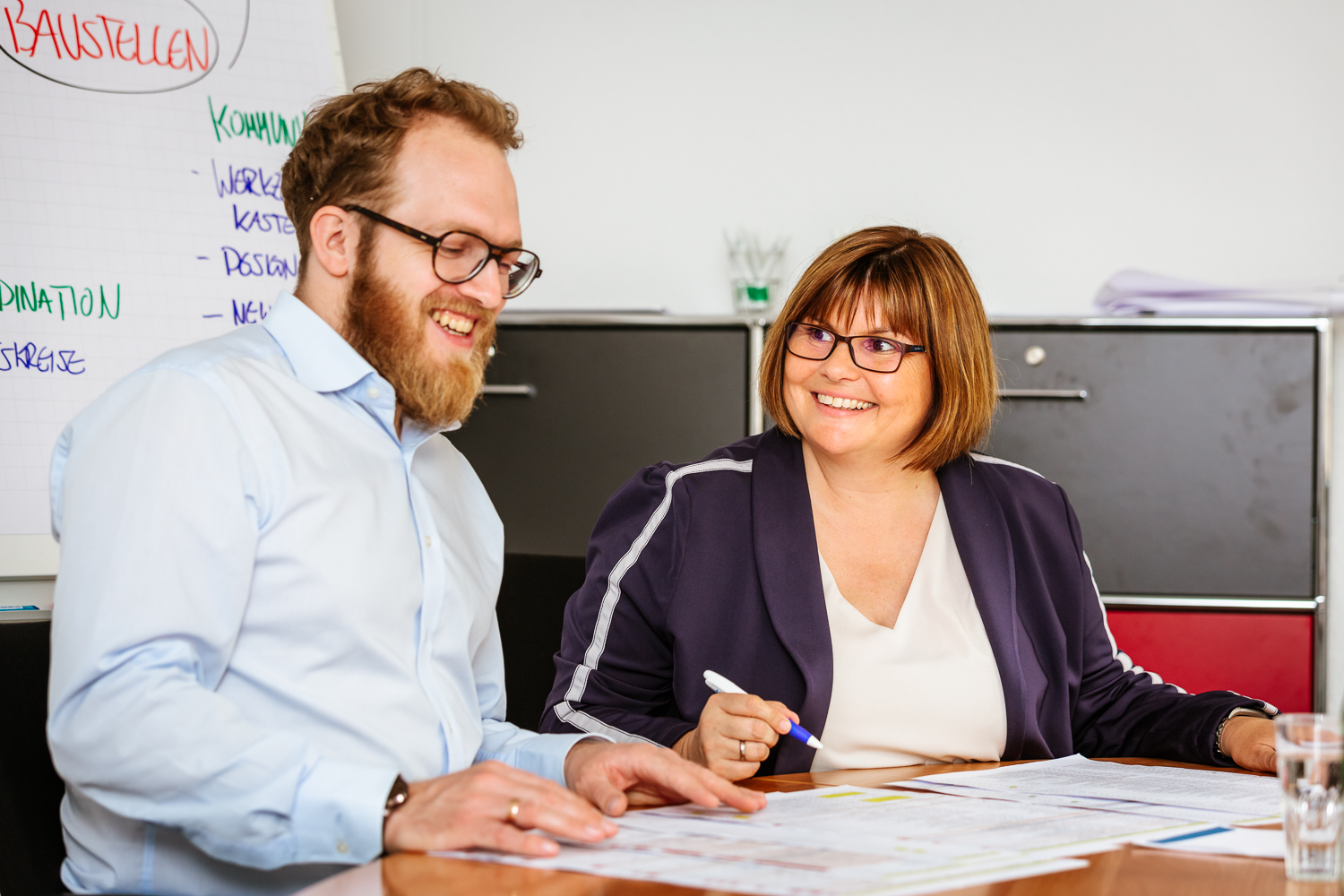 Ein Bild zeigt Leszek Karmaat und Grazia Fischer bei der Arbeit.