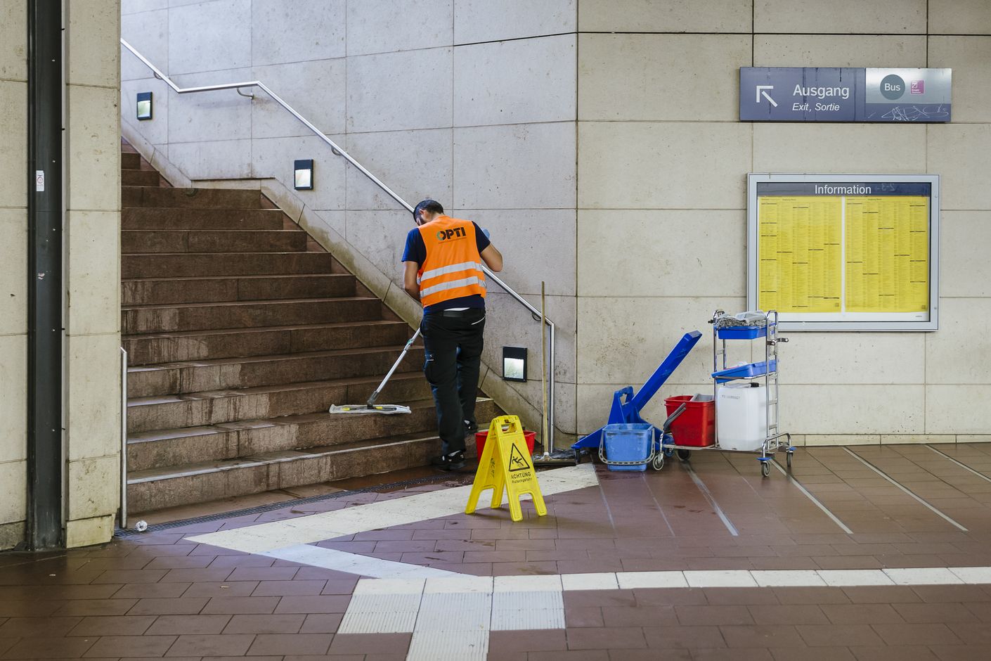 Wir sehen einige Bilder, die die Probleme der Stationen aufzeigen, aber auch einige Bilder, die Umbaumaßnahmen zeigen.