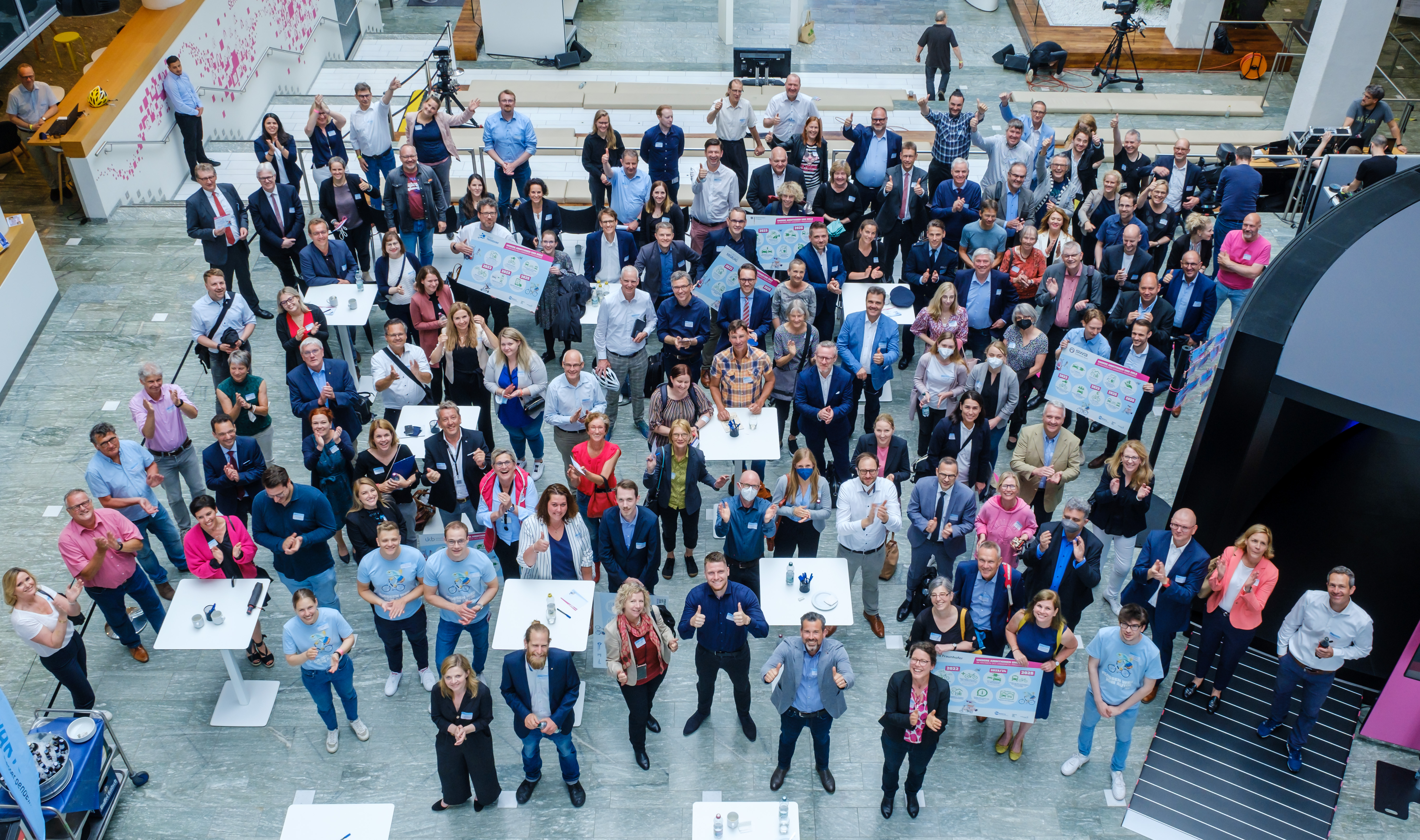 Wir sehen ein Gruppenbild, das viele Besucherinnen und Besucher der Bonner JOBWÄRTS-Veranstaltung im Mai dieses Jahres zeigt.