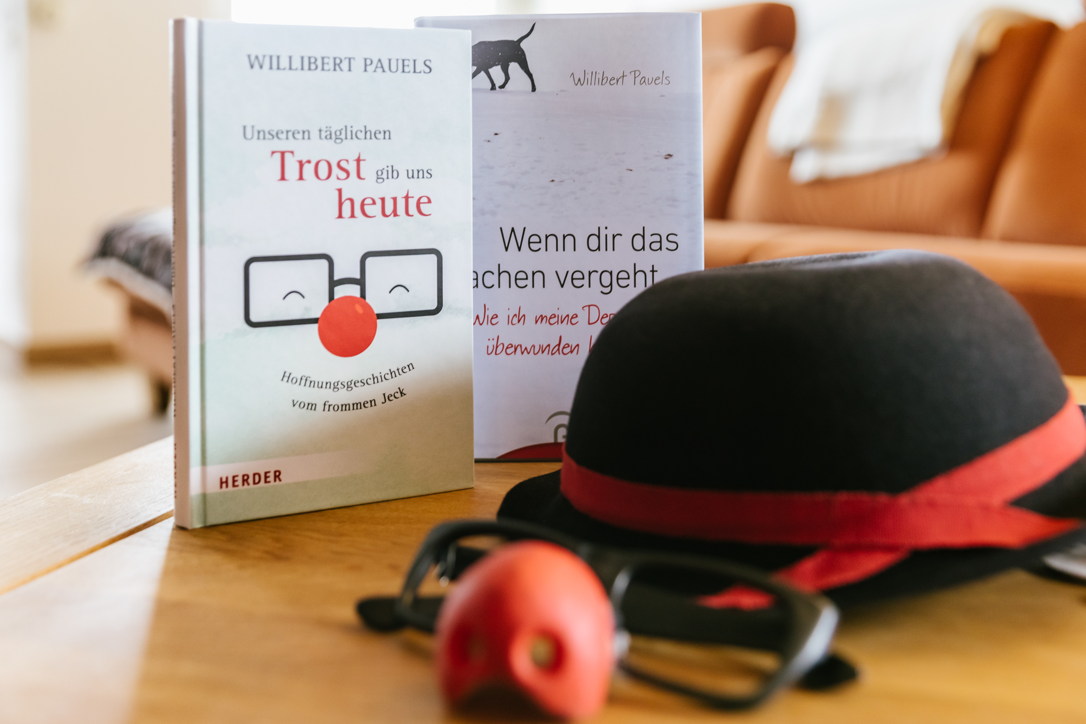 Ein Bild zeigt die Bücher von Willibert Pauels: „Wenn dir das Lachen vergeht“ und „Unseren täglichen Trost gib uns heute“