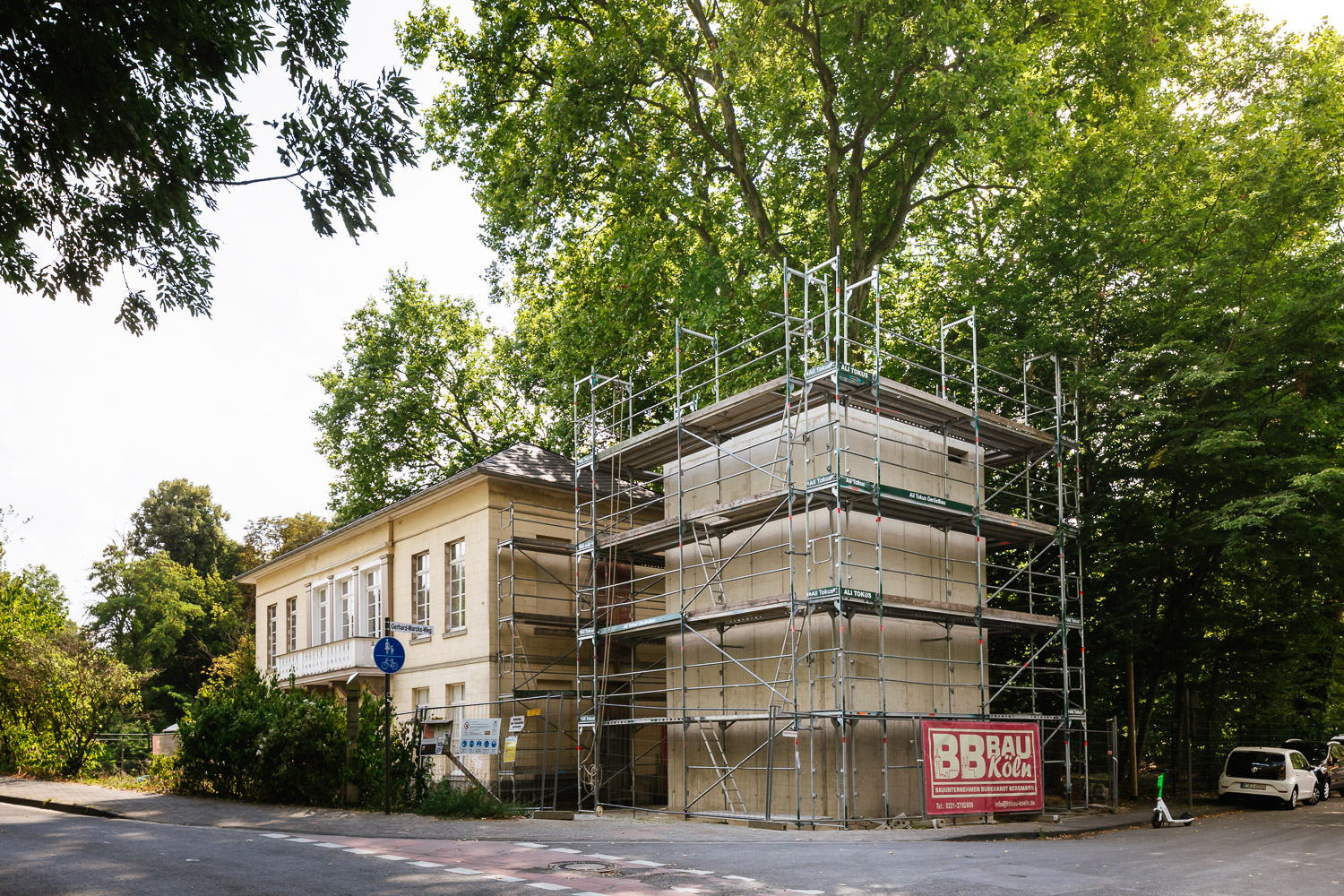 Wir sehen eine Baustellen-Impression vom Denkmal-Bahnhof Belvedere