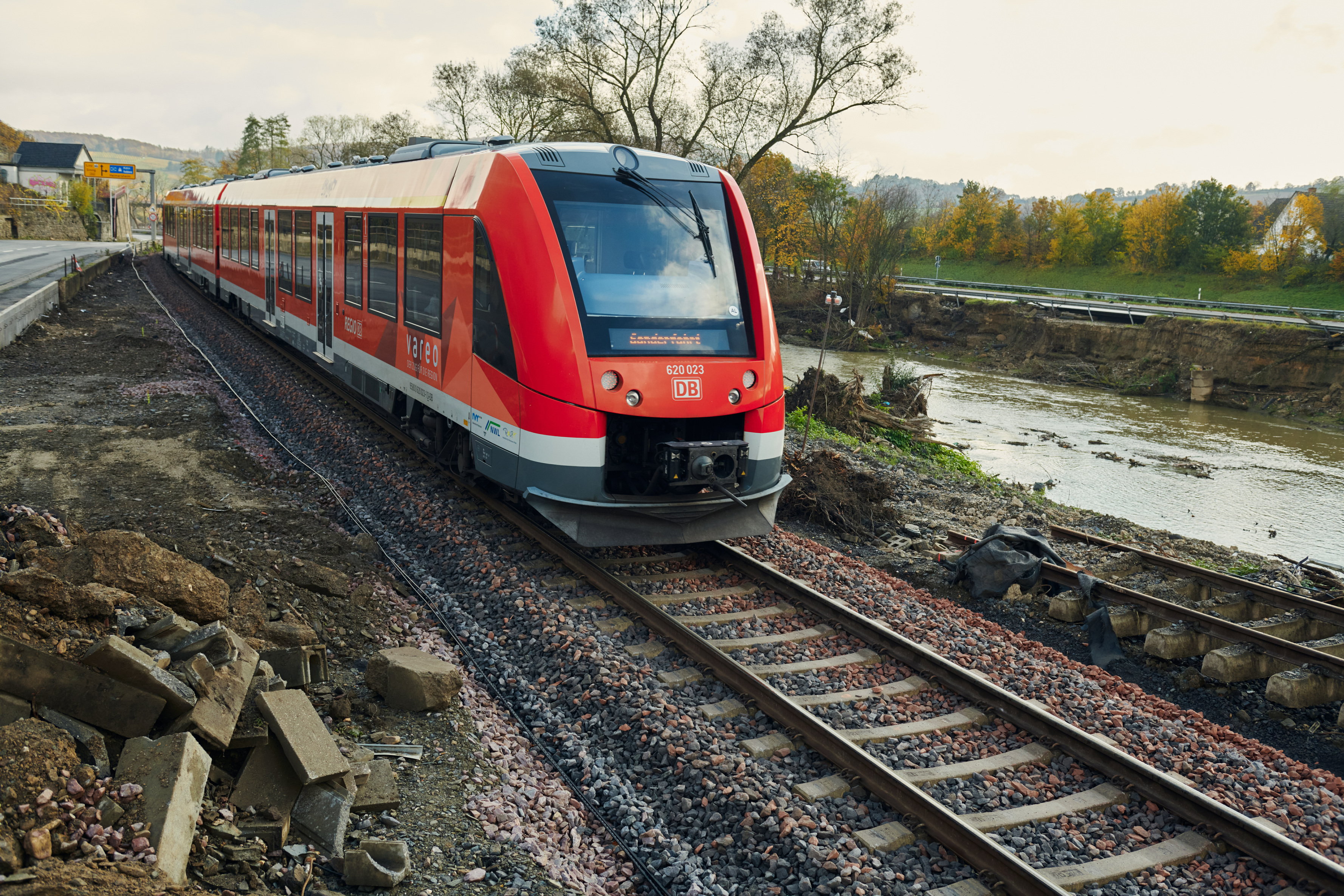 Wir sehen einen Zug, der auf einem wiederherstellten Streckenabschnitt im Ahrtal fährt.