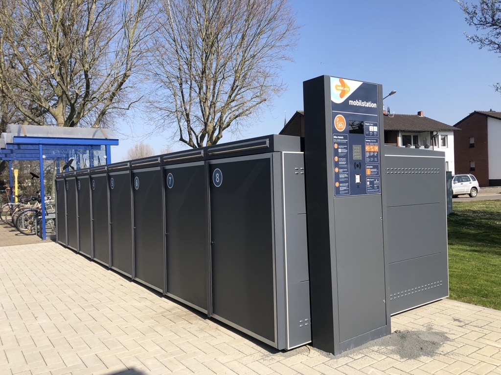 Ein Bild zeigt die das Bedienterminal der Fahrradabstellanlage an der Station in Düren Tuchmühle.