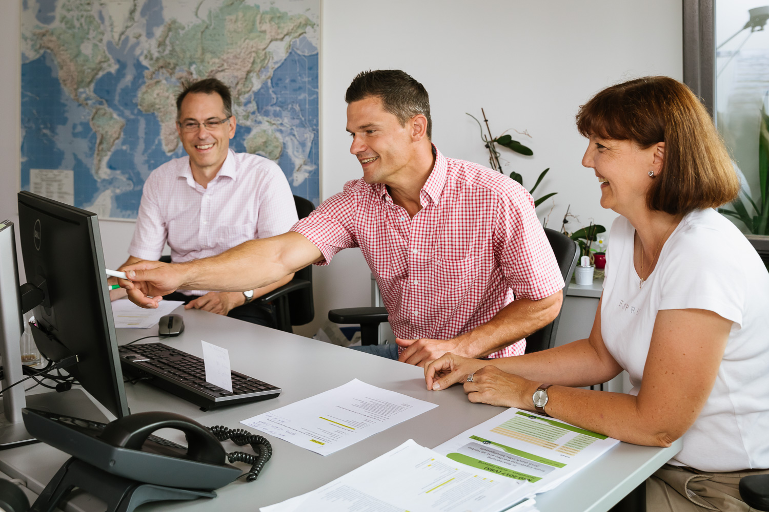 Wir sehen einen Teil des VRS-Marktforschungsteams gut gelaunt bei der Arbeit.